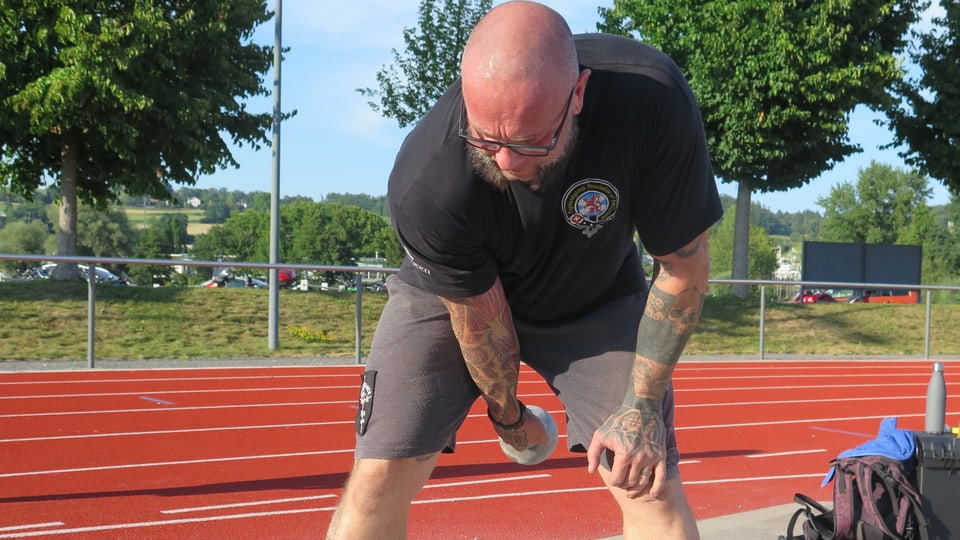 Ein Sportler trainiert die Diszipline Distance auf einem Sportplatz.