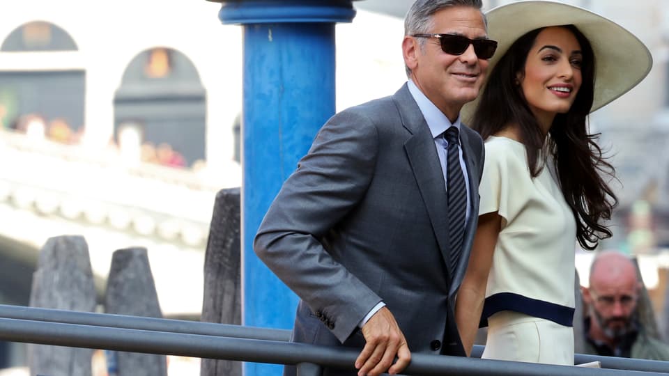 George Clooney und seine Frau machen sich auf den Weg zum Rathaus.