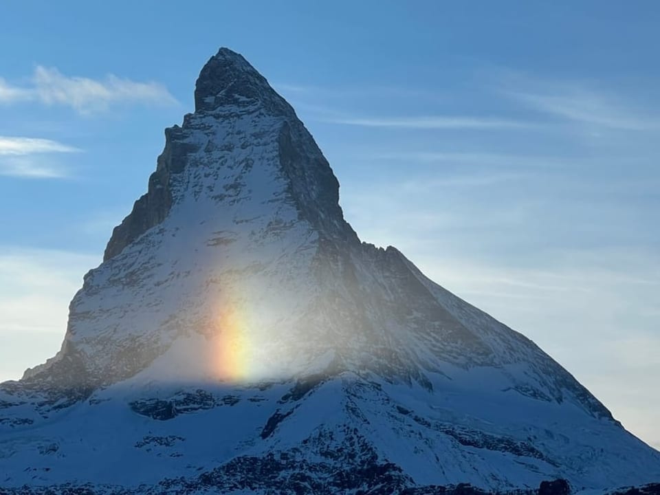Matterhorn in Grossaufnahme mit Halo im Vordergrund, er an ein Stück Regenbogen erinnert. 