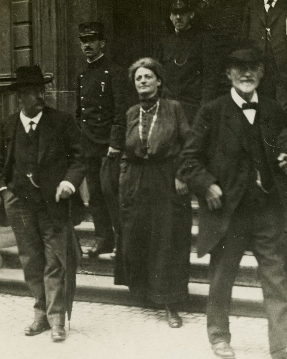 Rosa Bloch verlässt mit mehreren Männern das Kantonsratsgebäude in Zürich
