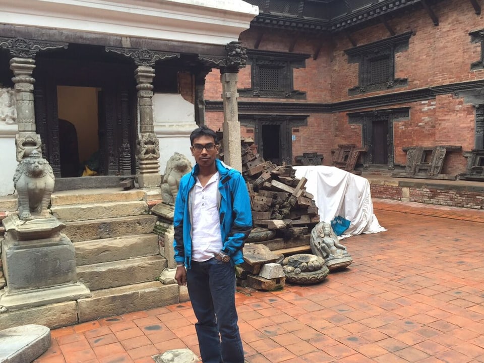 Suresh Man Lakhe, stellvertretender Kurator des Patan Museums, steht im Innenhof eines Tempels.