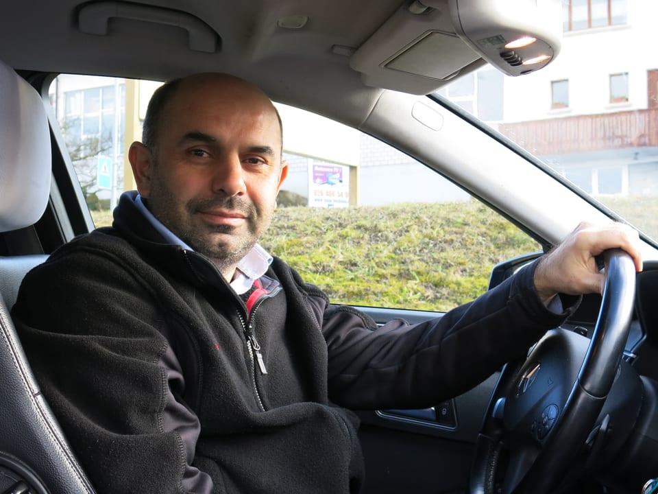 Fatih Karakus am Steuer seines Taxis.
