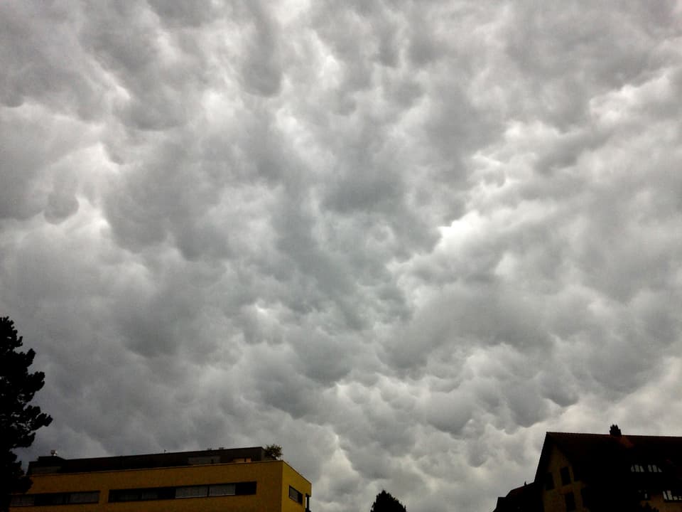 Am hauptsächlich grauen Himmel hängen eine Art Wolken-Säcke herunter.