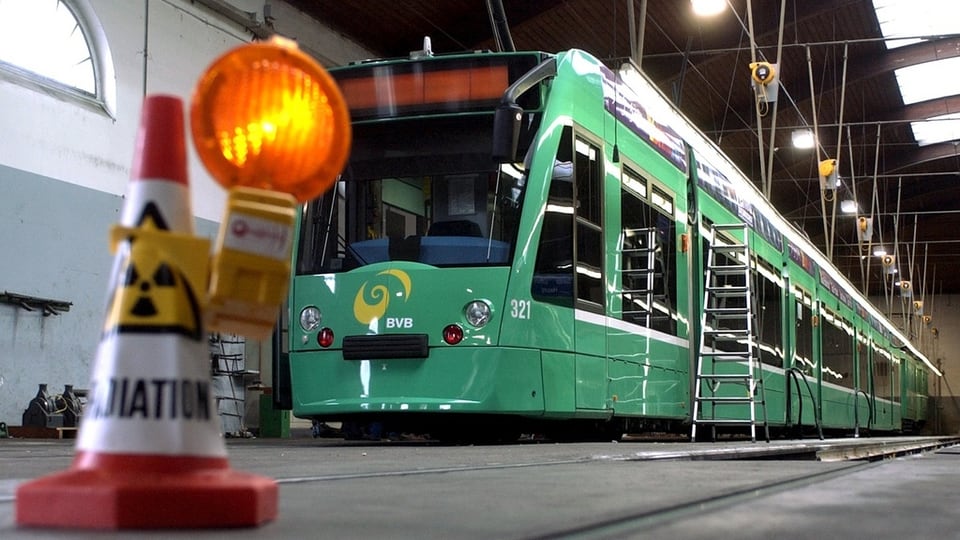 Ein Combino-Tram wird 2004 in der Werkstatt der BVB auf Schwachstellen untersucht.