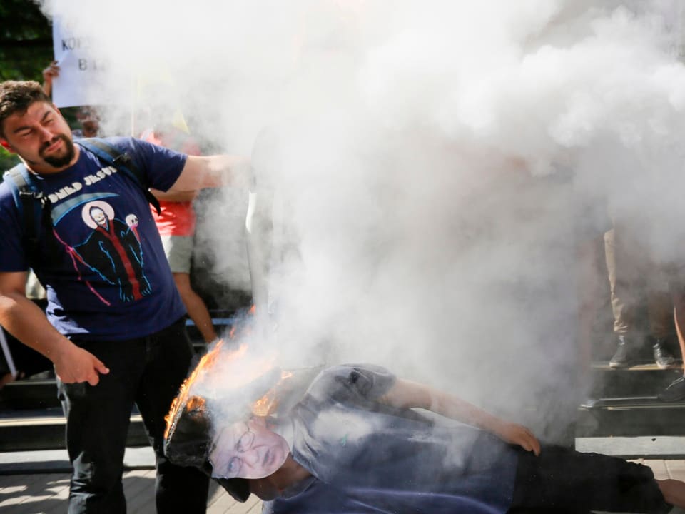 Tränengas-Einsatz gegen einen Demonstranten in Kiew.