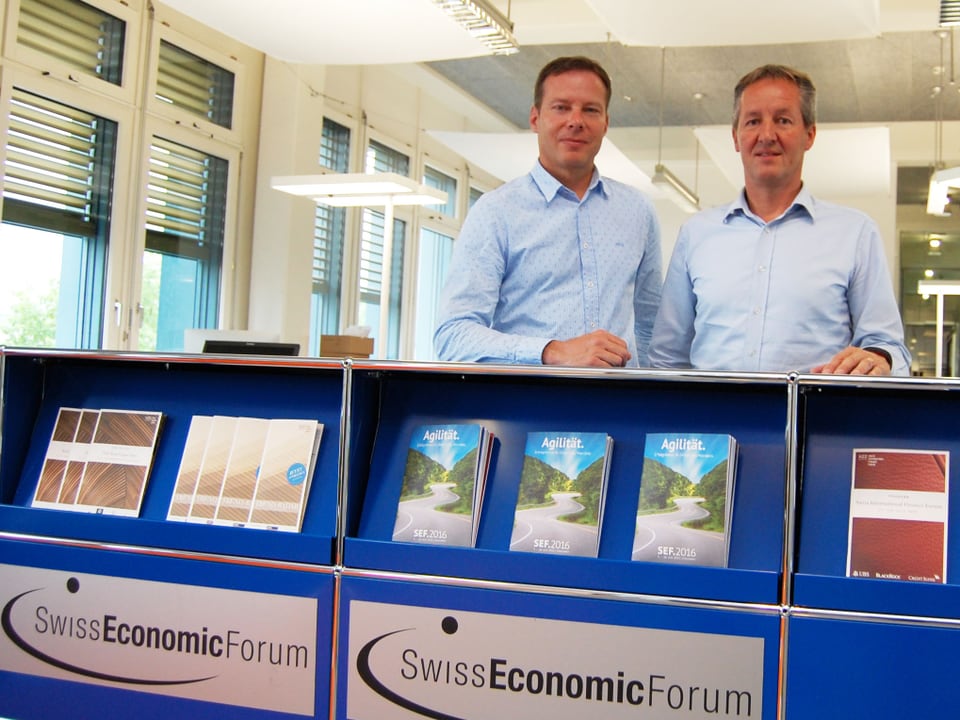 Das Gründer-Duo Stefan Linder (links) und Peter Stähli an der Eingangs-Theke des SEF-Hauptsitzes in Thun