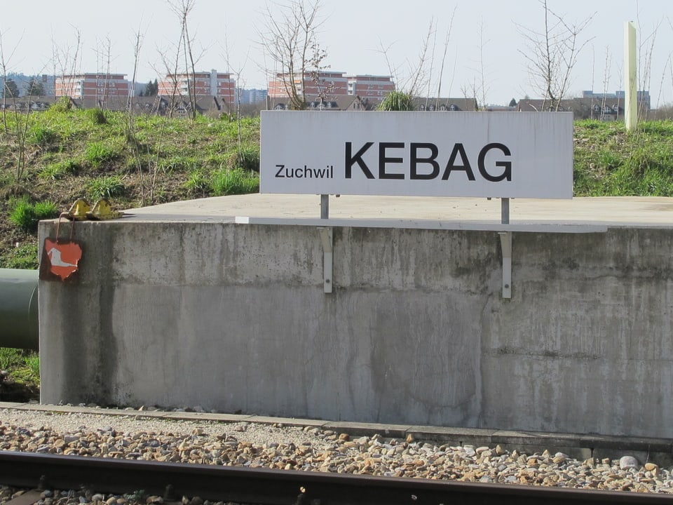 Ein Betonblock und drauf ein Schild mit der Aufschrift KEBAG