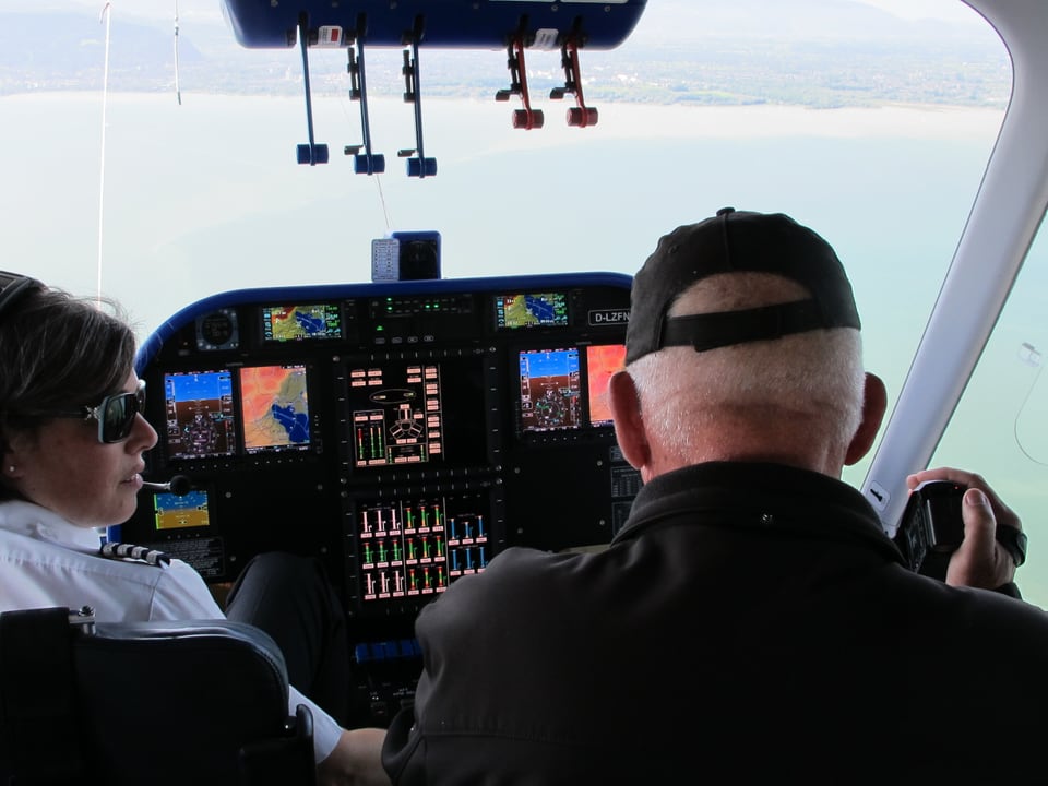 Die Passagiere dürfen mit der Crew im Cockpit während des Flugs sprechen.