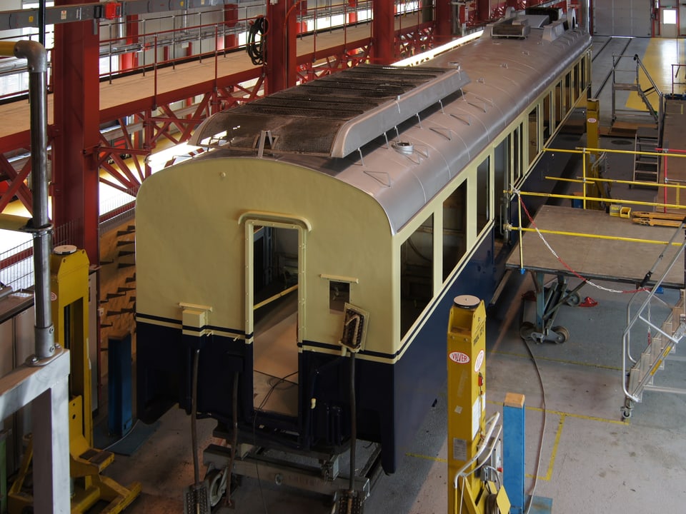 Der leere Wagenkasten des Blauen Pfeils wird bei Bombardier renoviert.