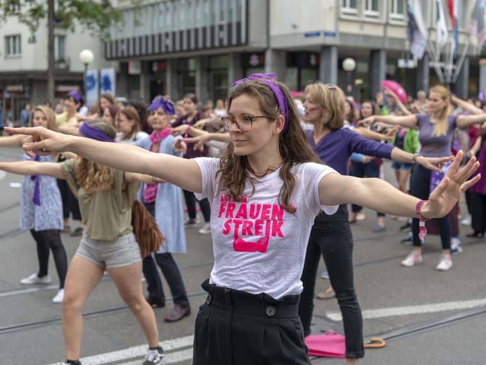 Frauenstreik: Mit einem Flashmob blockieren Frauen den Tramverkehr auf dem Claraplatz