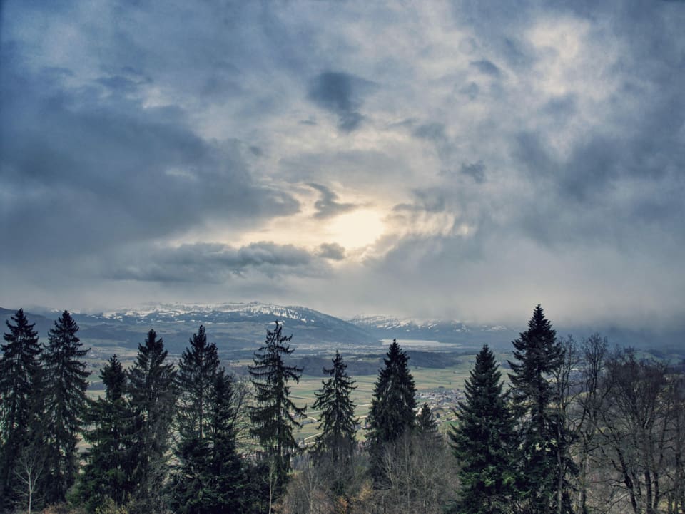 Blick aus Bütschel Richtung Berner Alpen, mit vielen Wolken.