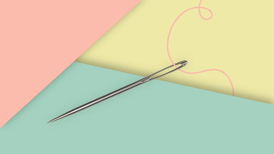 Illustration eines Fadens, der durch eine Nadel gefädelt ist.