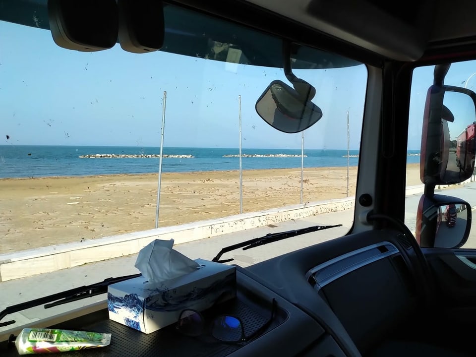 Blick aufs Meer aus einer Führerkabine eines LKW