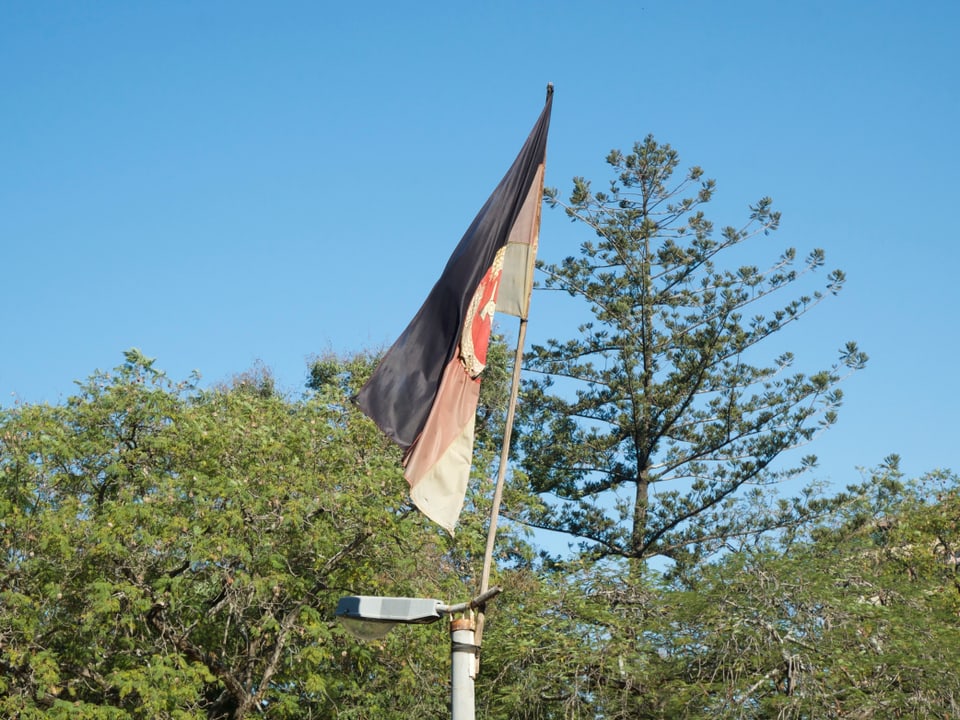 Die Flagge der DDR in Maputo.