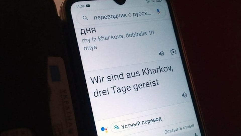 Kommunikation via Übersetzungstool auf dem Mobiltelefon.