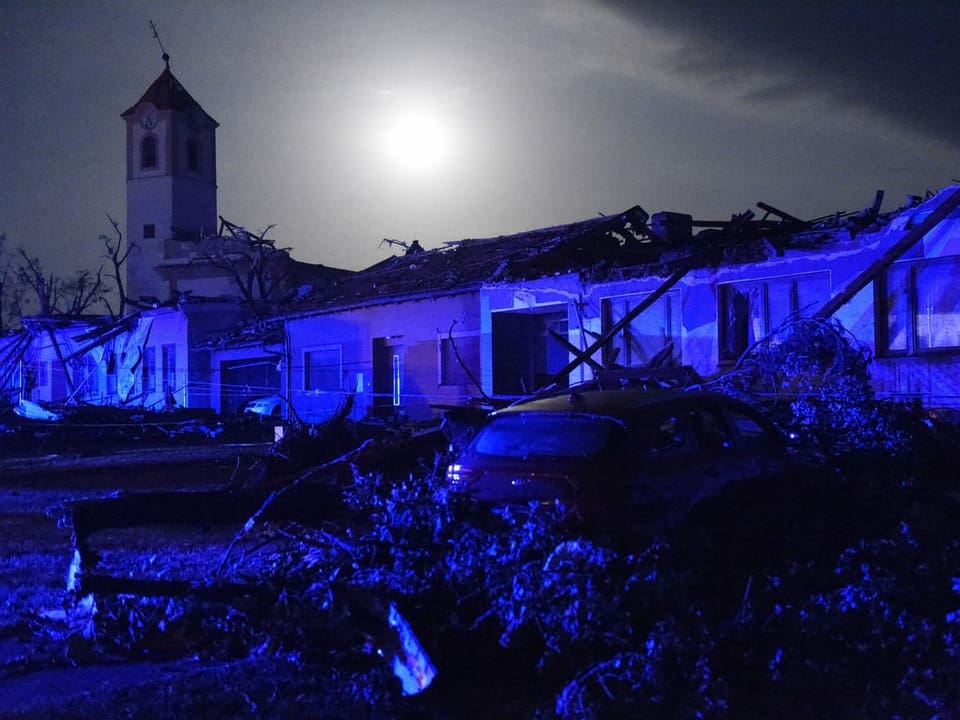 Kirchenkomplex durch Unwetter zerstört. Nachtaufnahme