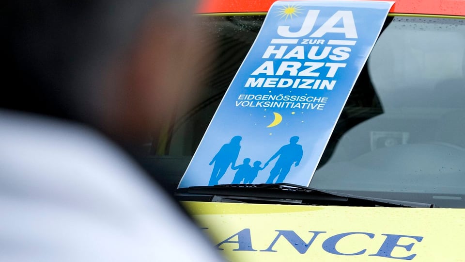 Ein Flyer der Volksinitiative «Ja zur Hausarztmedizin» liegt auf der Windschutzscheibe einer Ambulanz.