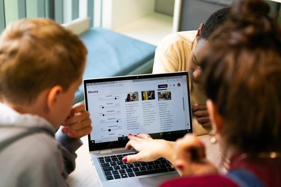 Kinder recherchieren am Computer.