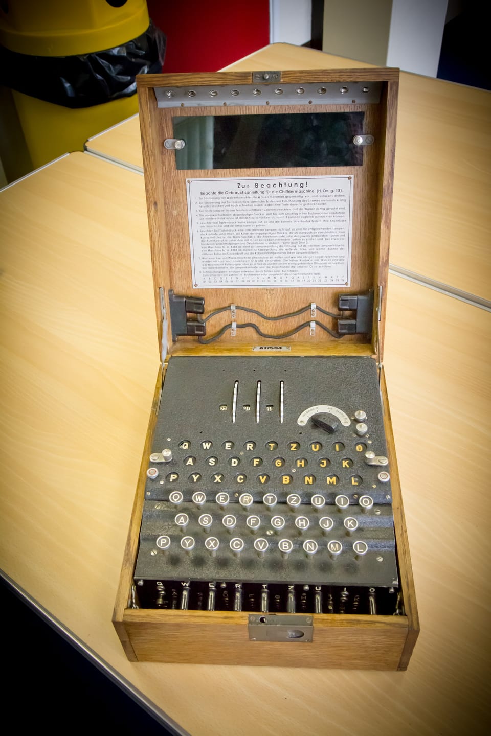 Bild der ENIGMA: Eine Schreibmaschinen-Tastatur, statt Papier für jeden Buchstaben des Alphabets eine Lampe