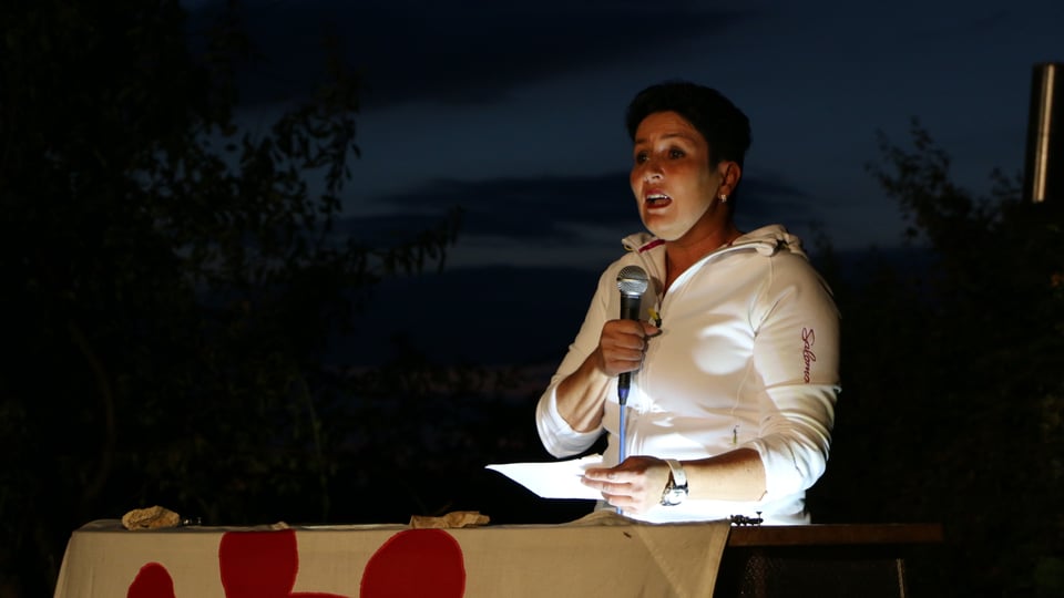 FDP-Nationalrätin Daniela Schneeberger spricht an einem Rednerpult, das in eine Baselbieterfahne gehüllt ist. 