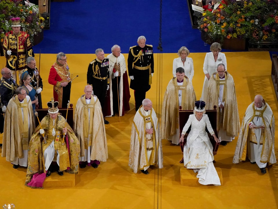 König Charles III. trägt die Edwardskrone und Königin Camilla die Krone von Queen Mary während ihrer Krönungszeremonie.