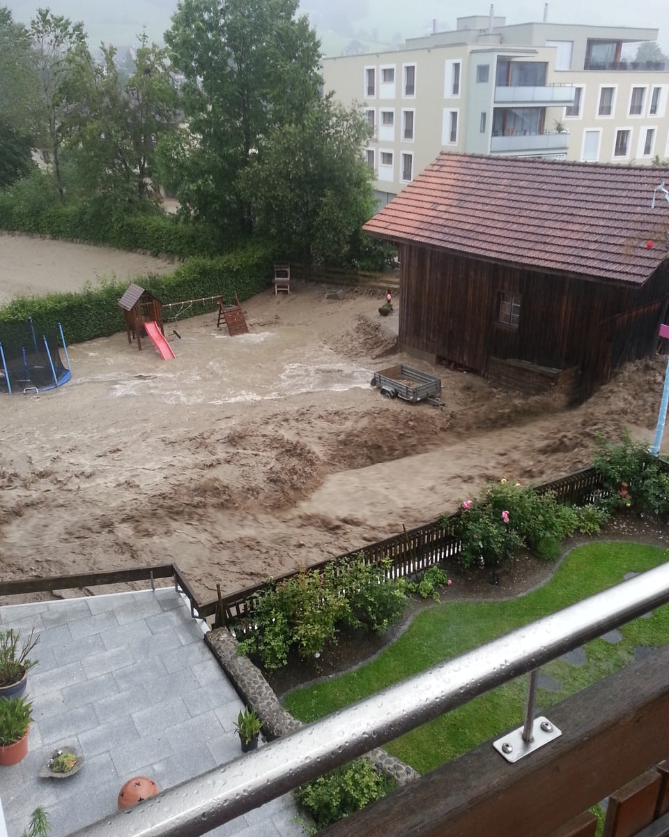28. Juli Ein reissender Bach fliesst Quer durch einen Kinderspielplatz.