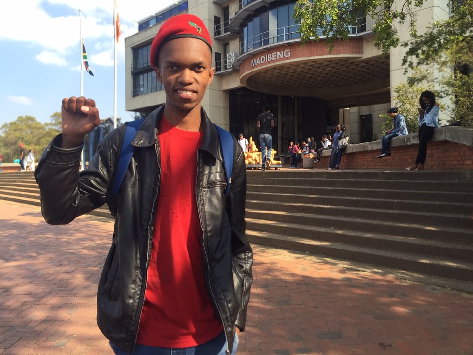 Student Monethi Mosoeunyane erhebt seine Hand zur Faus vor der Universität Johannesburg