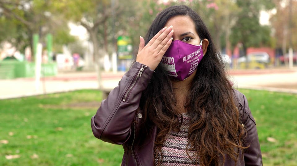 Die chilenische Aktivistin Natalia Aravena mit einer Hand vor dem fehlenden Auge.