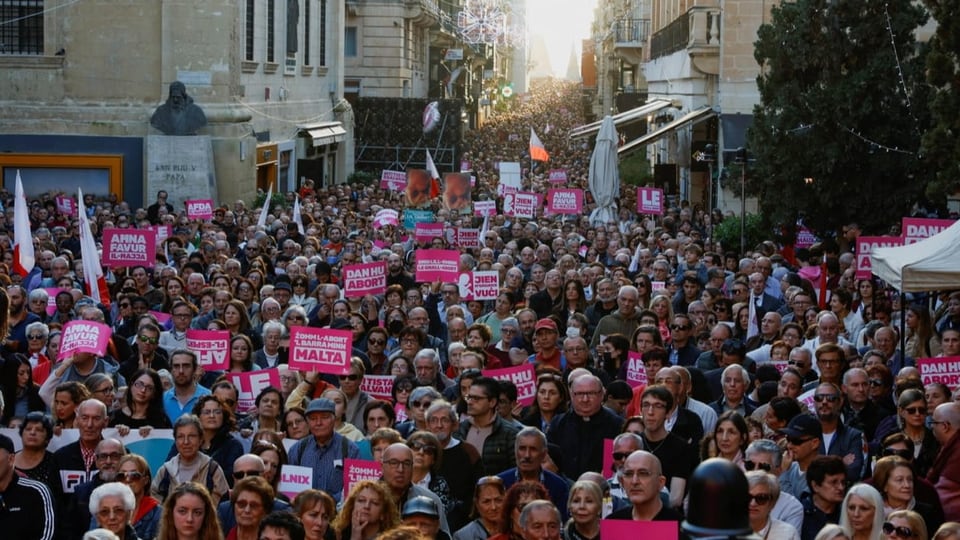 Menschen in Malta demonstrieren gegen die mögliche Lockerung des Abtreibungsgesetzes.