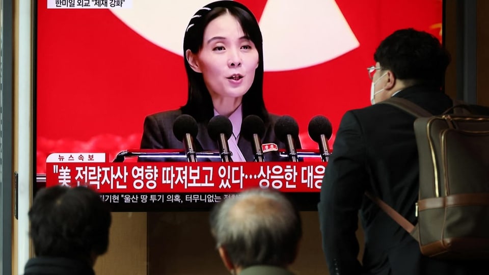 Fernsehbildschirme, die die Schwester des nordkoreanischen DIktators zeigen