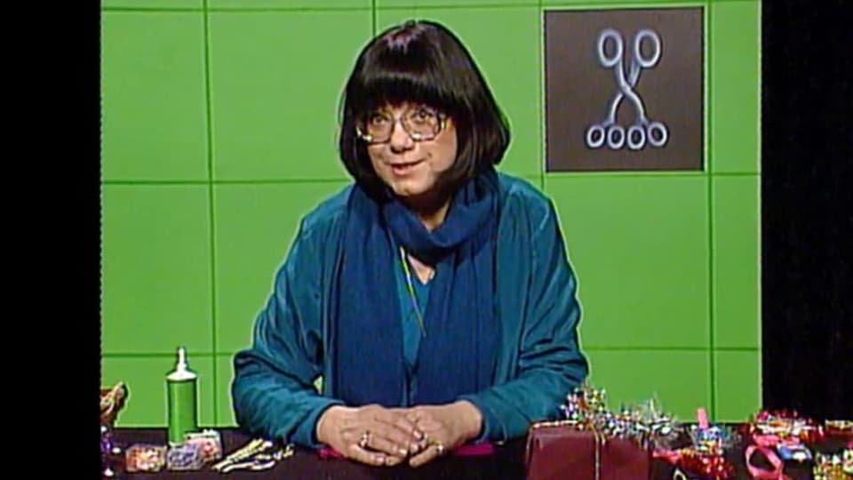 Gerda Conzetti an einem Basteltisch 1980
