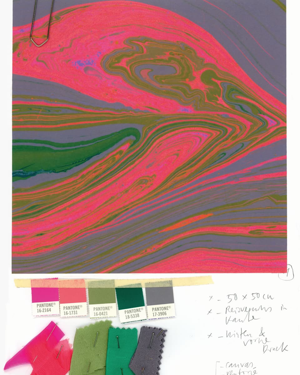 Eine Skizze, darunter Stoffmuster in verschiedenen Farben.