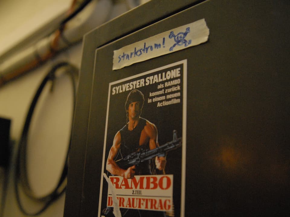 Rambo-kleber mit einem selber gemachten Aufkleber mit der Aufschrift «Starkstrom».
