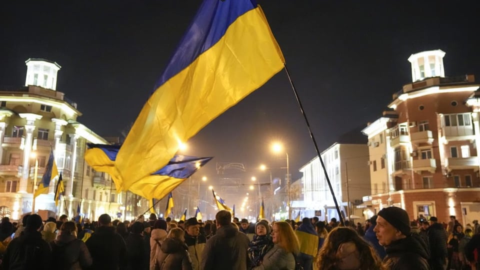 Demonstranten und ukrainische Fahnen.