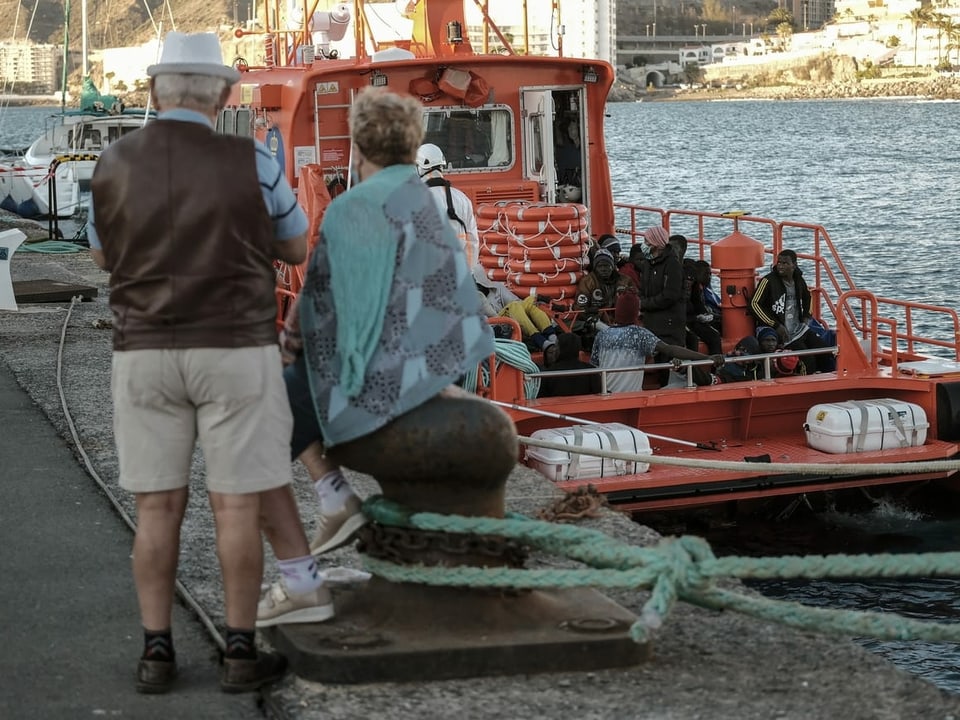 Rettungsboot bringt Migranten an Hafen von Gran Canaria, 21. Januar 2021