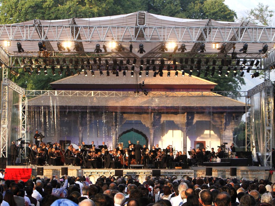 Bühne mit Orchester im Shalimar-Garten in Srinagar.