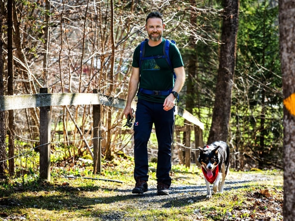 Mann mit Hund in der Natur