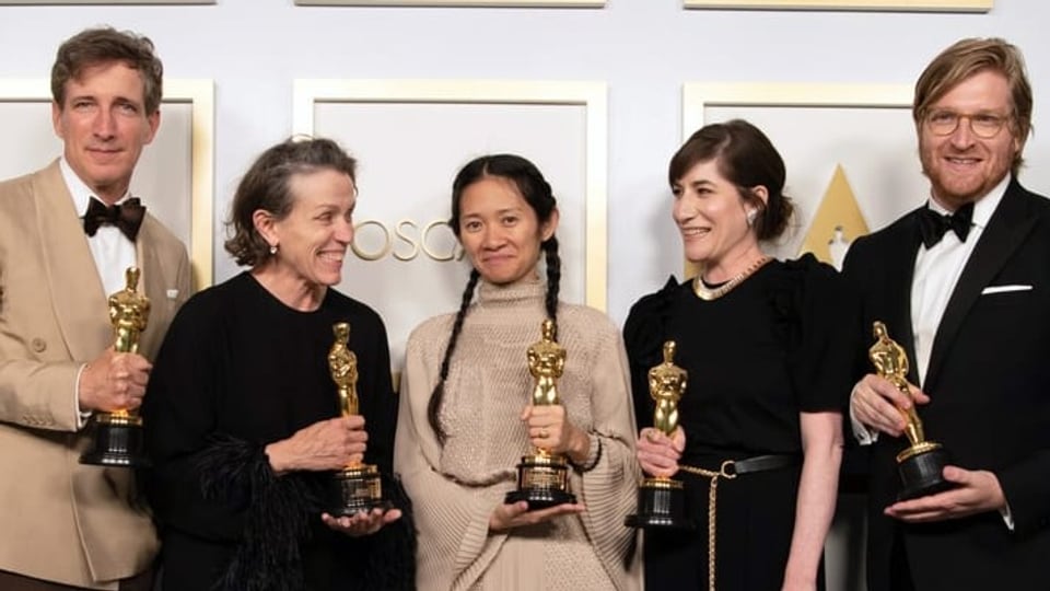 Drei Frauen und ein Mann halten Oscar-Preis