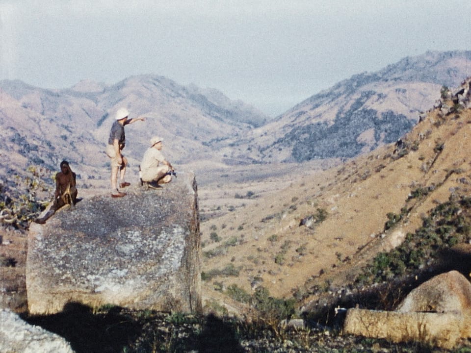 Gardi, ein Mitarbeiter und ein Protagonist auf einem Felsen. 