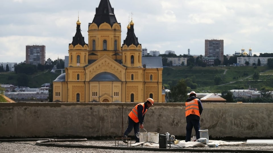 Bauarbeiter arbeiten am Stadium in Nischni Nowgorod.