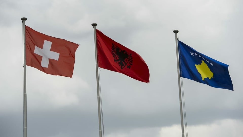 Schweizer, albanische und kosovarische Fahne