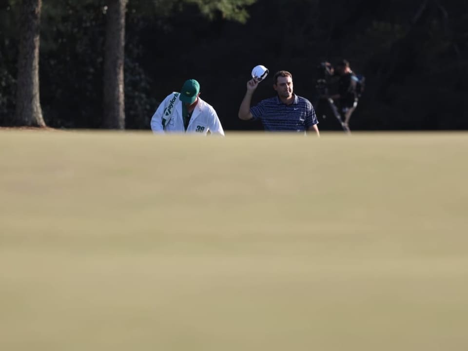 Liess sich feiern Scottie Scheffler auf dem 18. Loch