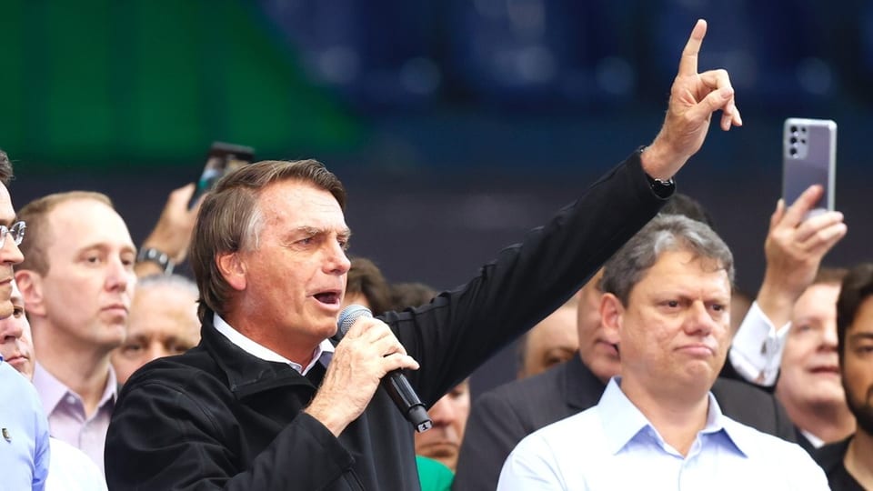 Bolsonaro hält Rede.