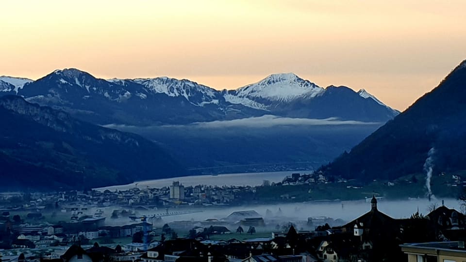 Letztes Jahr war es auch nur auf den Bergen weiss, wie das Bild aus Schwyz zeigt.