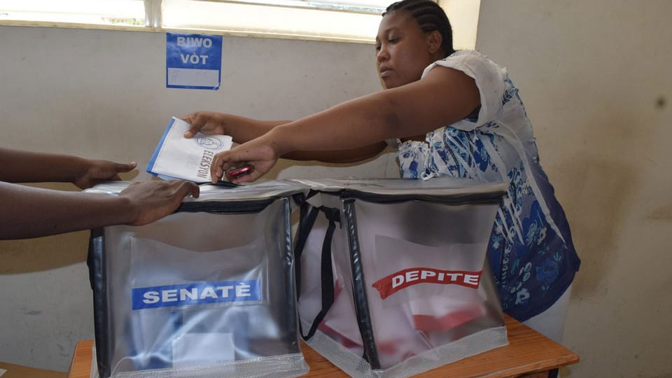 Frau in Haiti stimmt für die Parlamentswahl ab
