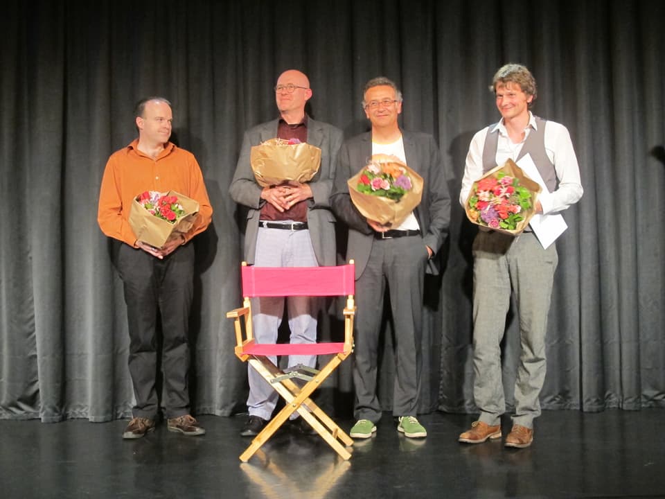 Alle vier Teilnehmer stehen auf der Bühne mit je einem Blumenstrauss.