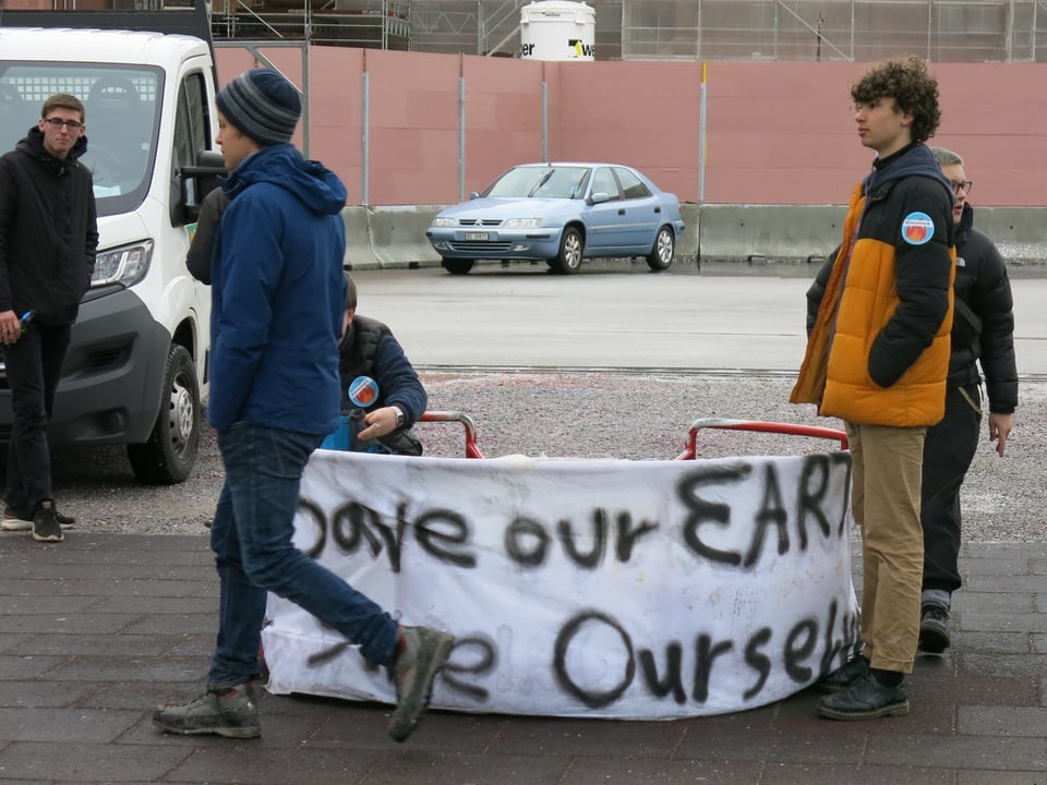 Junge Aktivisten mit Spruchband