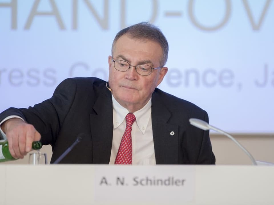 Alfred Schindler an einer Medienkonferenz.