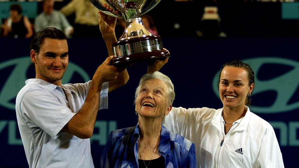 Federer und Hingis 2001 mit dem Hopman-Cup-Pokal. 