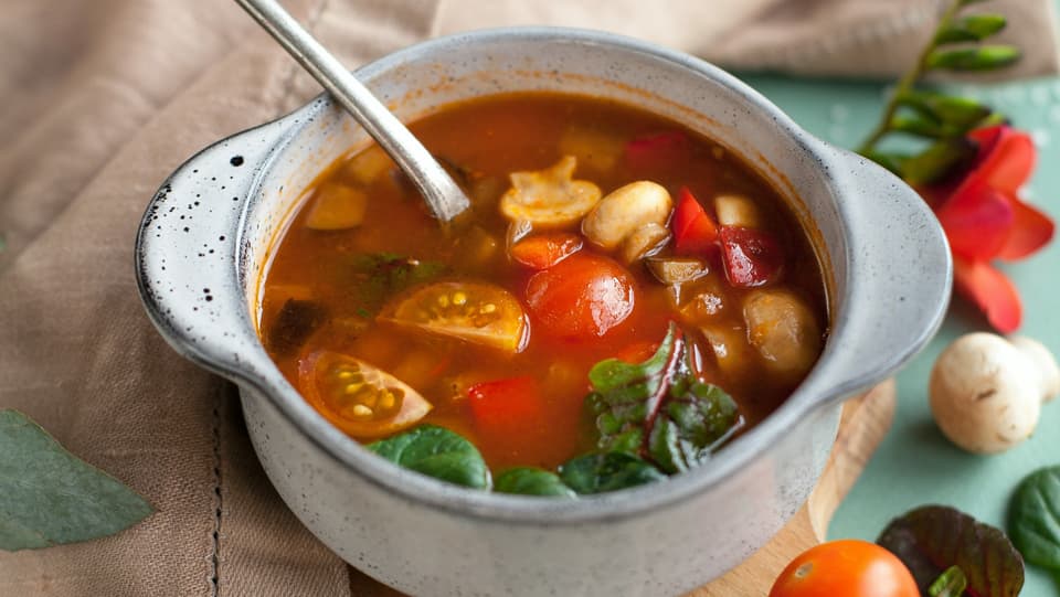 Eine Suppe mit Einlage aus diversen Gemüsen.